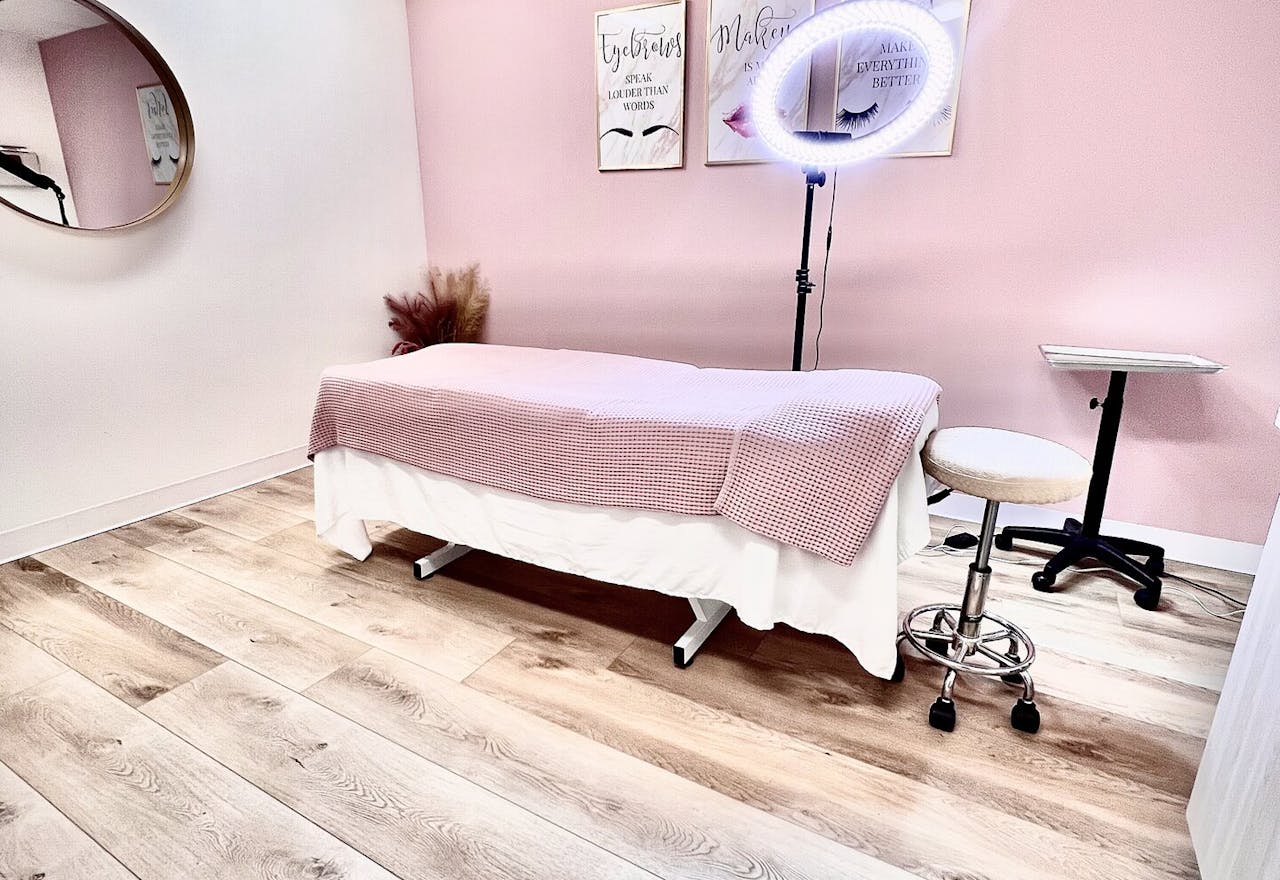 Cute Pink PMU/Lashes/Tattoo suite for rent - Image 0