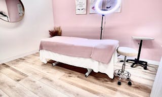 Cute Pink PMU/Lashes/Tattoo suite for rent - Image 0
