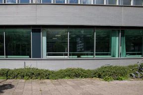 Striking Corner Space on Karl-Liebknecht-Straße with Full-Glass Frontage - Image 11