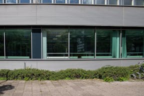 Striking Corner Space on Karl-Liebknecht-Straße with Full-Glass Frontage - Image 11