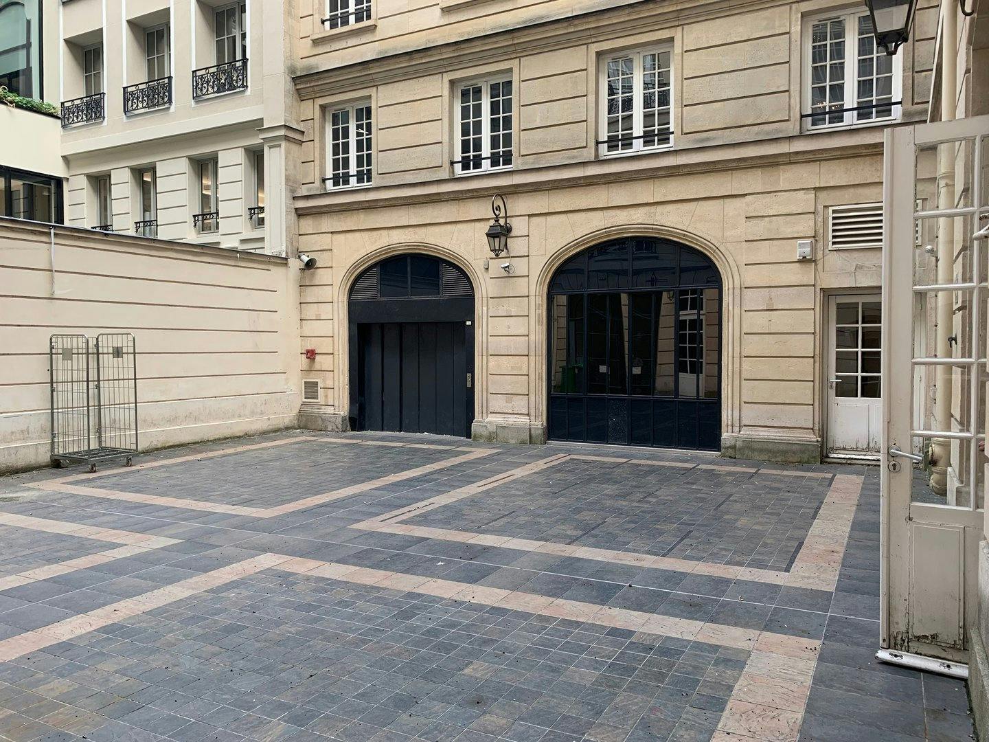 Large Mansion on Avenue d'Iéna in the 16th Arrondissement
