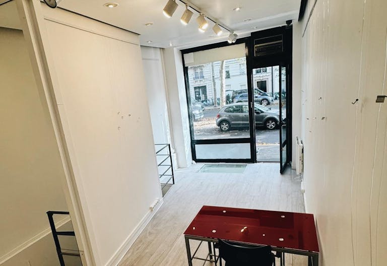 Boutique Éphémère à quelques pas de la Tour Eiffel - Avenue Rapp. - Image 3