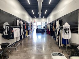 Melrose ave. New build, central location, high ceiling, multi purpose space - Nestled among luxury brands like Gucci and streetwear hotspots - Image 0