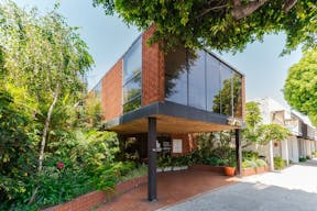 Trendy Building in Beverly Hills - Image 26