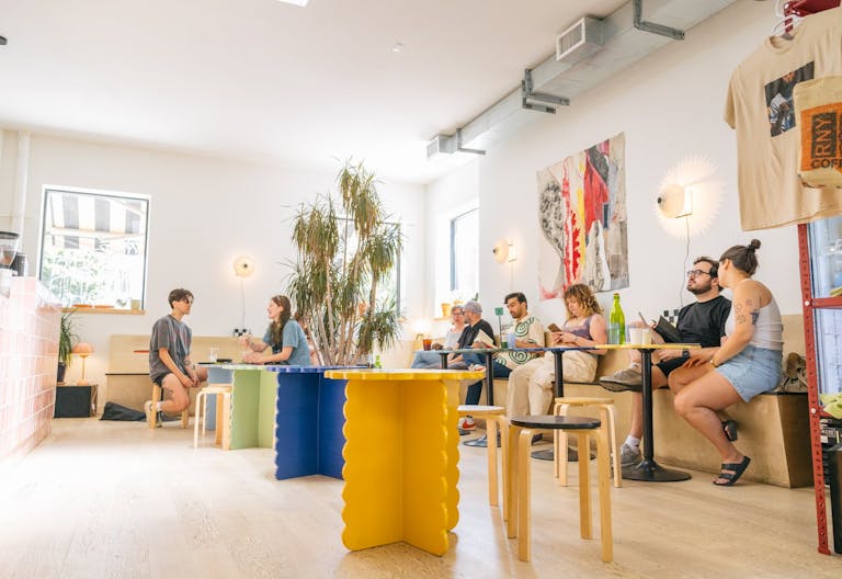 1000 square feet of ground floor cafe space and a kitchen equipped - Image 4