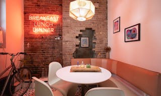 Colorful Spacious Garden Apartment - Image 17