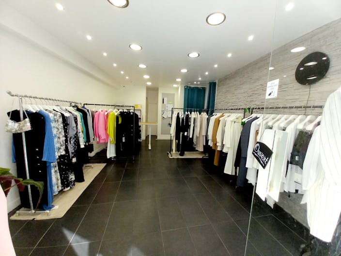 Boutique spacieuse et lumineuse au centre ville du 2e arrondissement - Image 1