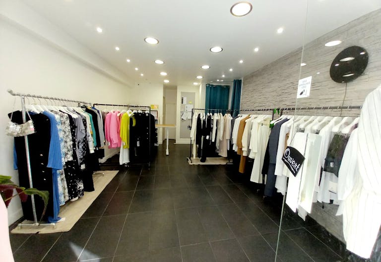 Boutique spacieuse et lumineuse au centre ville du 2e arrondissement - Image 1