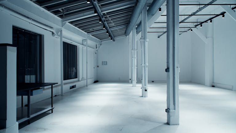 Showroom sous verrière de 200m2, dans le quartier vibrant du 11ème arrondissement. - Image 2