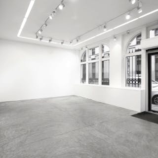 Large Showroom Rue Froissart - Image 1