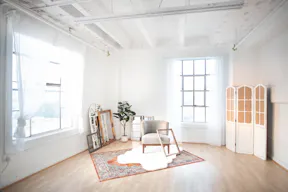 DTLA open space with Rattan Daybed Decor 1,150sf - Image 7