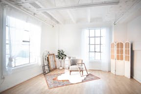 DTLA open space with Rattan Daybed Decor 1,150sf - Image 7