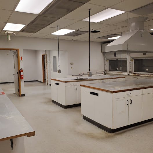 2 story building in grate location, close to downtown Seattle, Magnolia and Ballard center. It has 12 designated parking spaces and garage. Updates available.. - Image 0