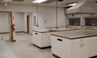 2 story building in grate location, close to downtown Seattle, Magnolia and Ballard center. It has 12 designated parking spaces and garage. Updates available.. - Image 0