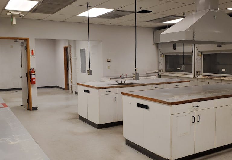 2 story building in grate location, close to downtown Seattle, Magnolia and Ballard center. It has 12 designated parking spaces and garage. Updates available.. - Image 0