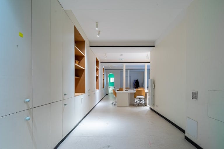 Beautiful Showroom on the canal saint Martin - Image 3