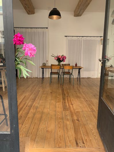 Atelier d'art esprit canut avec vitrine sur rue au coeur de la Croix-Rousse - Image 1