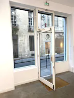 Showroom with a large storefront in Le Marais - Image 5