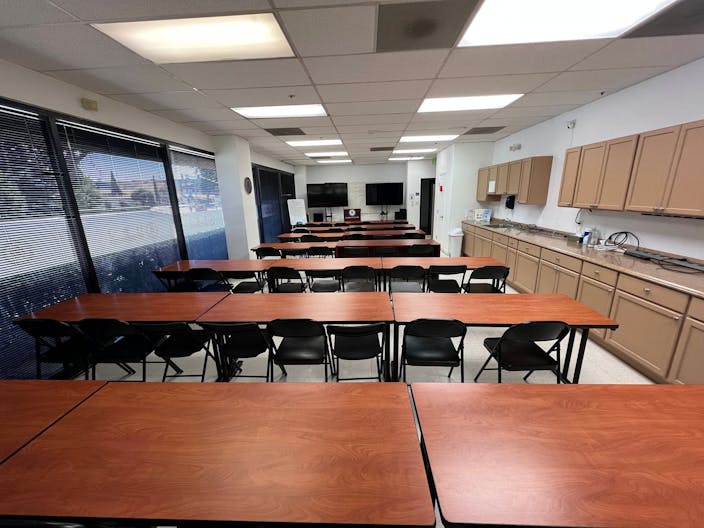 Spacious , quiet and clean room 127 at University of San Jose - Image 4