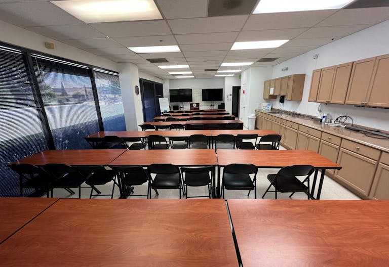 Spacious , quiet and clean room 127 at University of San Jose - Image 4