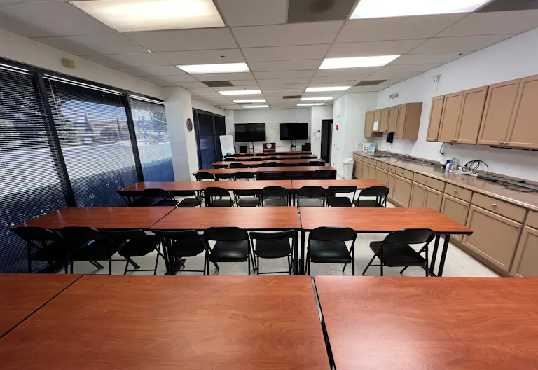 Spacious , quiet and clean room 127 at University of San Jose - Image 4