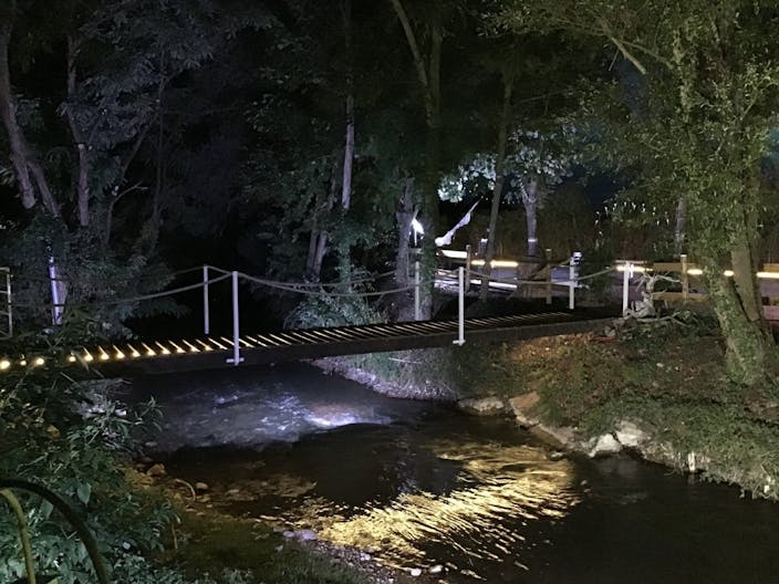 Terrain am�nag� avec chapiteau en bordure de rivi�re - Image 0