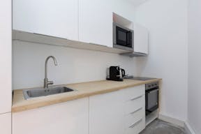 Showroom in Vibrant Le Marais - Image 8