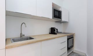 Showroom in Vibrant Le Marais - Image 8