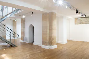Large Fashion Showroom Rue des Minimes - Image 10