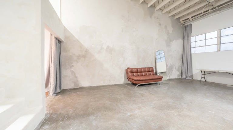 High-ceiling photo studio with a cyclorama wall - Image 2
