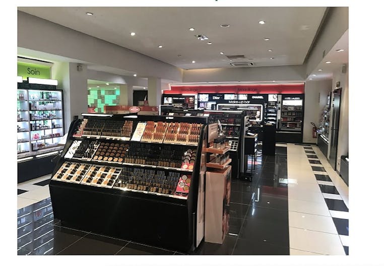 Flagship in Avenue des Ternes - Image 1