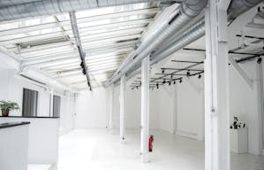 Showroom sous verrière de 200m2, dans le quartier vibrant du 11ème arrondissement. - Image 10
