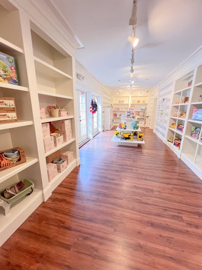 Hingham Retail space for rent in prime location - Image 3