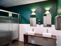 Multiset Daylight Photo/ Video Studio in Brooklyn New Lux Building with 2 Cycloramas - Image 8