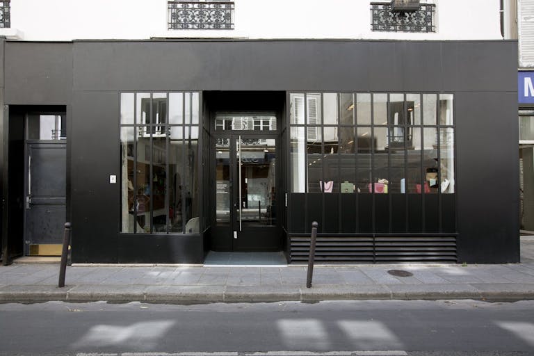 Showroom space under glass roof with natural light - Image 4