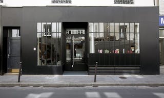 Showroom space under glass roof with natural light - Image 4