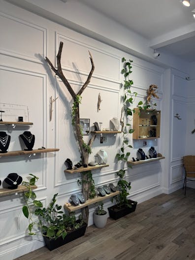 Charming Boutique Space in Upper West Side ? Nature-Inspired Artistry - Image 4
