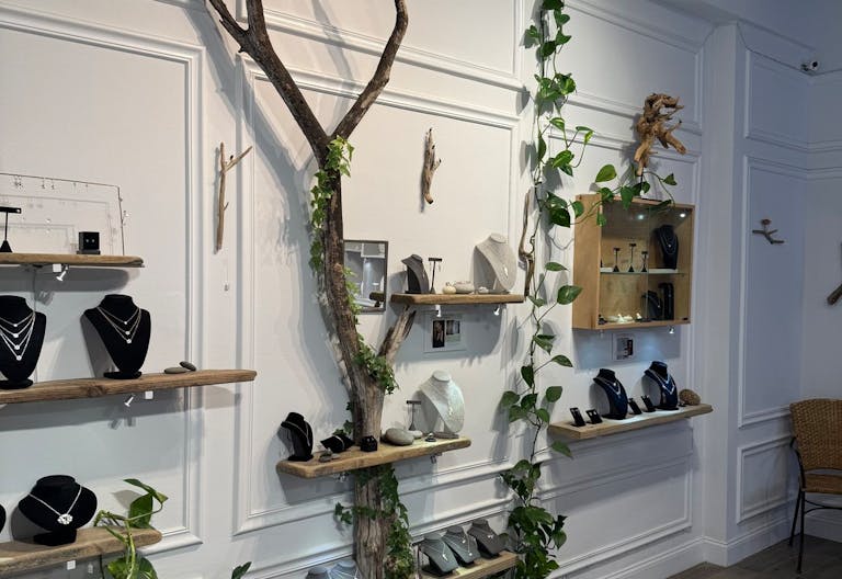 Charming Boutique Space in Upper West Side ? Nature-Inspired Artistry - Image 4