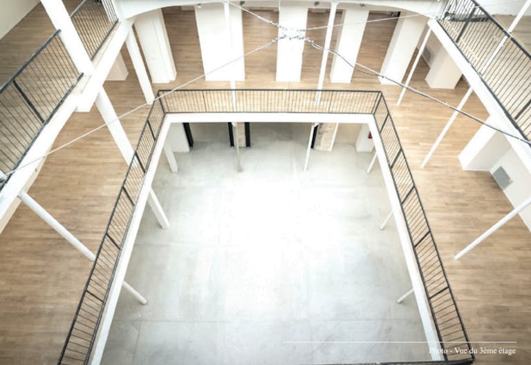 Rue Saint Merri Grand Showroom - Image 2