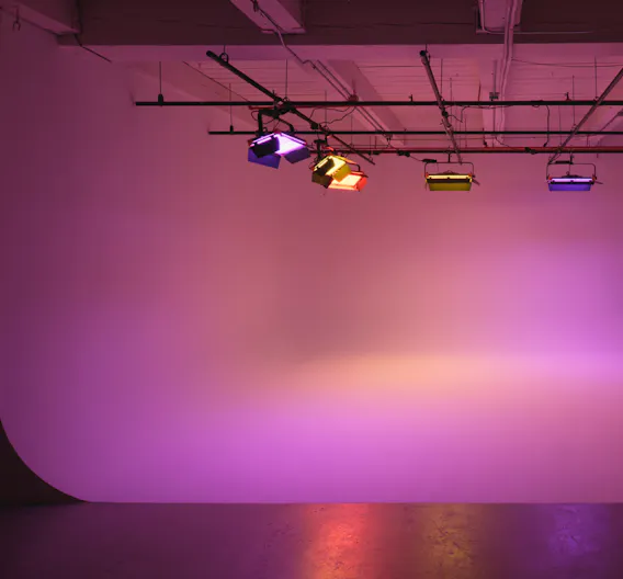 Bright Ready-to-Shoot, Pre-Lit 3-Wall Cyc - Image 4