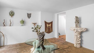 Classic Parisian Art Gallery with Black Storefront 40m2 - Image 5