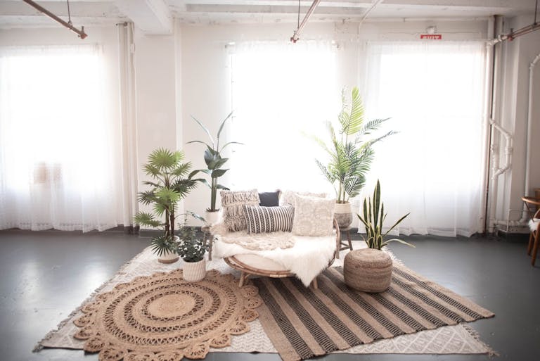 DTLA open space with Rattan Daybed Decor 1,150sf - Image 3