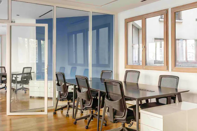 Location bureau Paris 18 : espace cl�-en-main pouvant accueillir jusqu?� 45 postes sur une superficie de 230m2 - Image 1