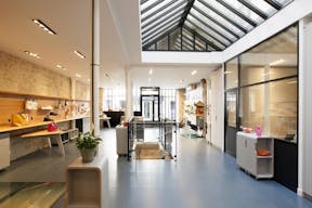 Showroom space under glass roof with natural light - Image 1
