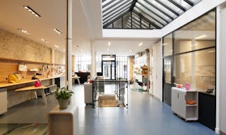Showroom space under glass roof with natural light - Image 1
