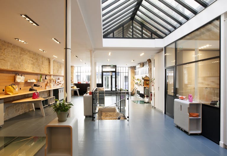 Showroom space under glass roof with natural light - Image 1