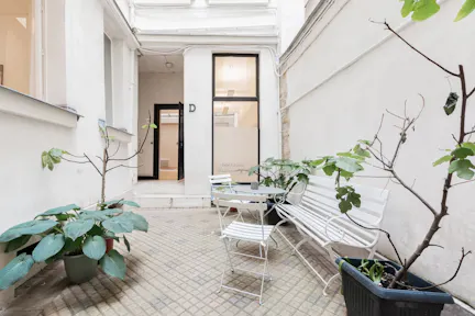 SHOWROOM EN FOND DE COUR - RUE SAINT HONORE - Image 0