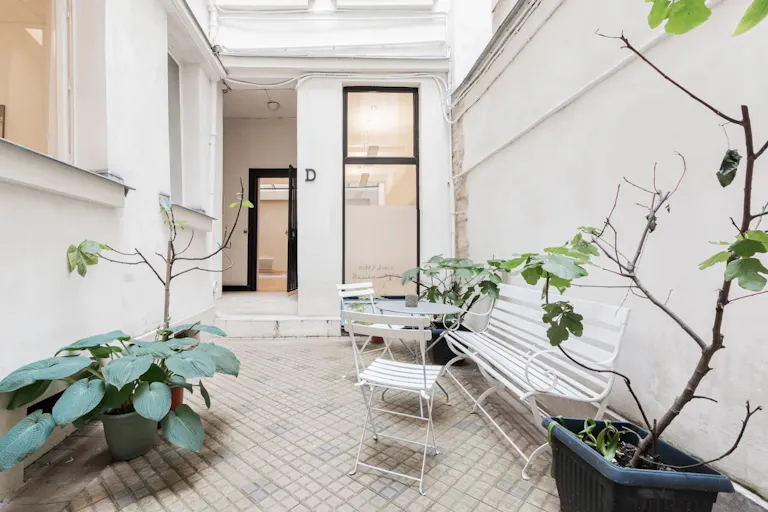 SHOWROOM EN FOND DE COUR - RUE SAINT HONORE - Image 0