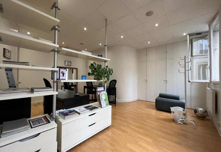 Large Office Apartment In the heart of Paris - Image 1