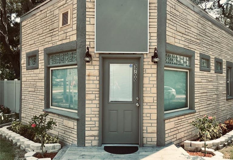 Boutique with parking space - Image 0